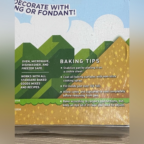 New Think Geek 2014 8-Bit Mushroom Cupcake Pan Mario Power Up Silicone Mold - Picture 4 of 8